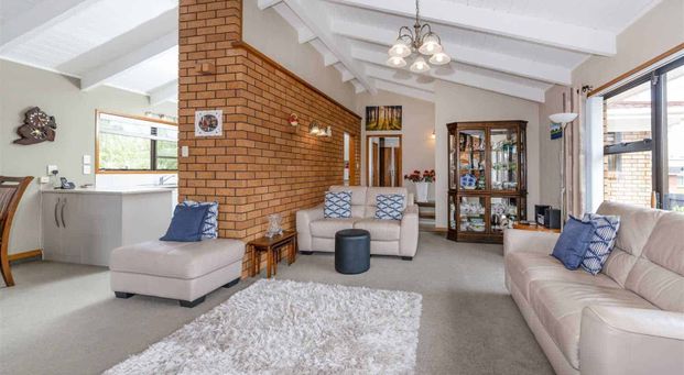 3 Bedrooms in Te Atatu South - Photo 1