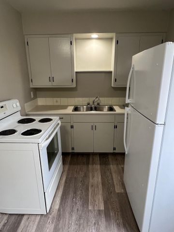 Small Pet Friendly, 2 Bedroom Duplex - Photo 3