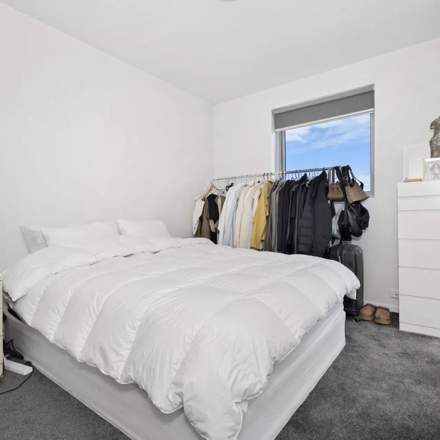 Space and style with the city at your doorstep - Photo 1