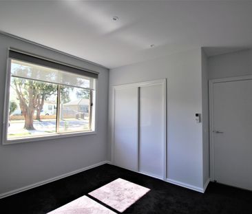 BEAUTIFUL 2 BEDROOM TOWNHOUSE IN IDEAL LOCATION - Photo 3