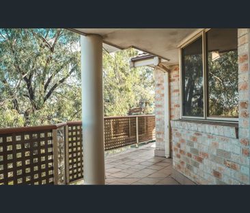 Bright Top Floor Spacious Unit - Photo 5