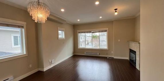 Fantastic home 3 bedroom + Den 2.5 bathroom townhouse in Richmond - Photo 2