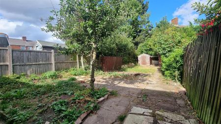 4 bedroom end of terrace house to rent - Photo 3