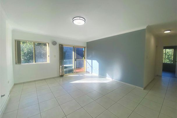 SPACIOUS AND MODERN TOP FLOOR APARTMENT - Photo 1