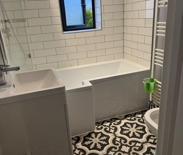 Ensuite room close to chigwel station- £850 pcm - Photo 3