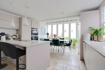 3 bedroom flat to rent - Photo 5