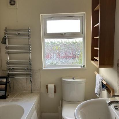 Stunning loft with en-suite in family home - Photo 2