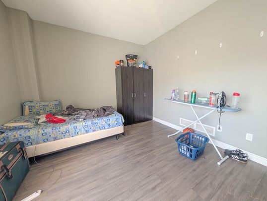 **ALL INCLUSIVE** STUDENTS/YOUNG PROFESSIONAL ROOM FOR RENT IN A STUNNING HOUSE!! - Photo 1