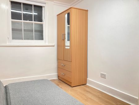 1 Bed Flat, Very Near West Cromwell Road Area, SW20 - Photo 4