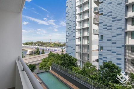 2 Bed + 2 Bath Inner City Living - Photo 2