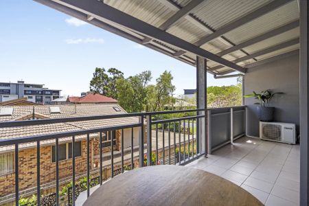 Contemporary Tri Level Townhouse in a Premium Locale - Photo 5