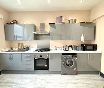 1 bedroom in a house share to rent - Photo 2