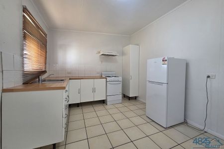 1 Bedroom Partly Furnished Unit Conveniently Located! - Photo 5