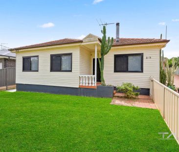 “FAMILY HOME IN A PRIME LOCATION!” - Photo 2