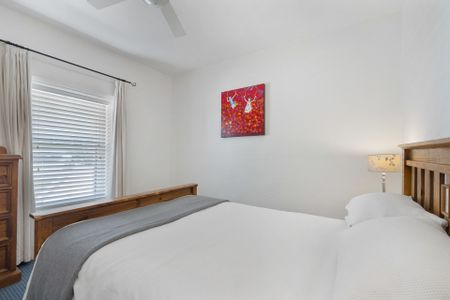 Open the Door To Character and Small Town Atmosphere - Photo 4