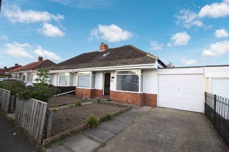 4 Bedroom Bungalow - Semi Detached - Photo 2