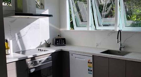 Fully renovated sunny family home - Photo 2