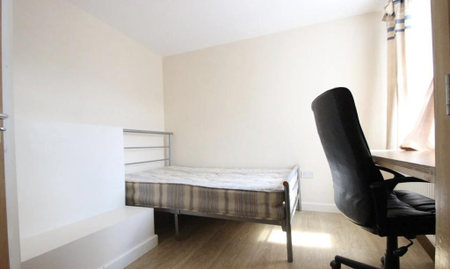 8 bedroom semi-detached house to rent - Photo 4