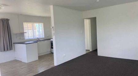 Lovely Brick and Tile Home -3 minutes walk to town - Photo 3