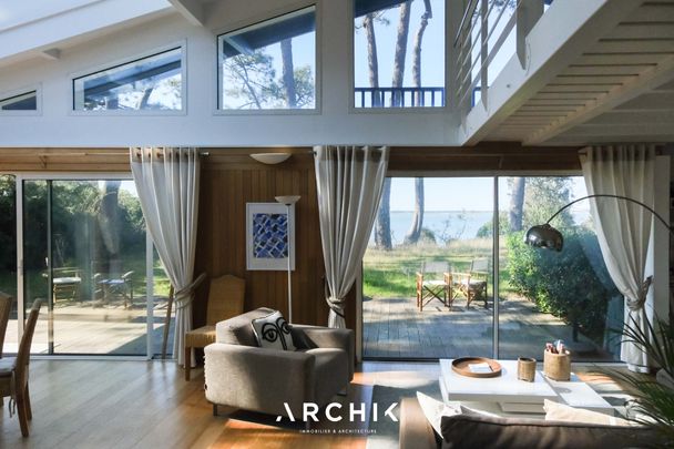 Architecture des années 80, cette maison de 280 m2 est bâtie sur un terrain arboré de 2 200 m2 en première ligne, au coeur du quartier Haïtza du Pyla avec son perré privatif et son accès direct à la plage. à l'emplacement privilégié se retrouve en retrait de la route nichée sous les pins. - Photo 1