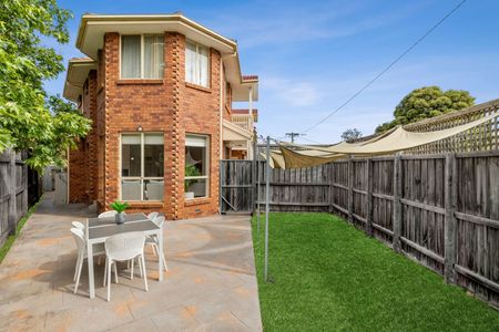Well Maintained Three Bedroom Townhouse ! - Photo 3