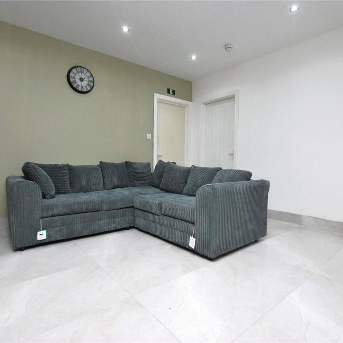 6 bedroom semi-detached house to rent - Photo 1