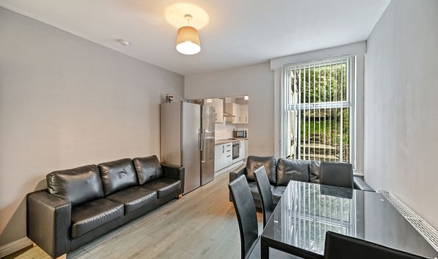 Spacious 6-Bed Student House with Double Rooms, Large Garden & 3 Bathrooms - Photo 1