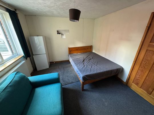 4 Bed Flat, Deacon Road, SO19 - Photo 1