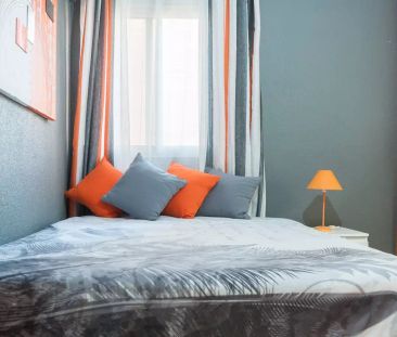 Double bed in Room in a shared 5-bedroom apartment for rent in Alca... - Photo 6