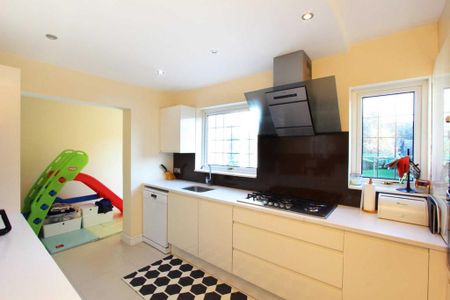 4 bedroom semi-detached house to rent - Photo 3