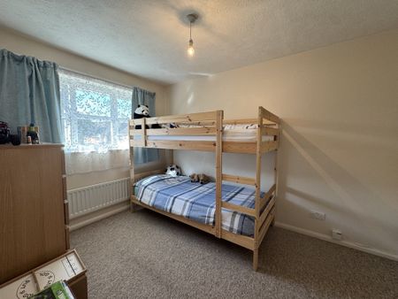 Lyon Close, Crawley, Maidenbower - Photo 2