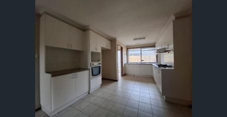 Spacious 3-Bedroom Unit in Clayton - Photo 5