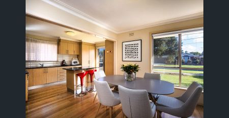 GORGEOUS FAMILY LIVING - WALKING DISTANCE TO EVERYTHING! - Photo 4