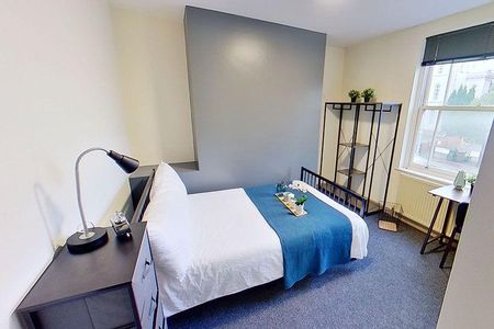 5 bedroom townhouse to rent - Photo 2