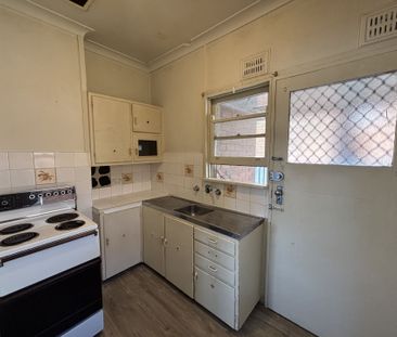 Tidy bedsitter, in an ideal location - Photo 1