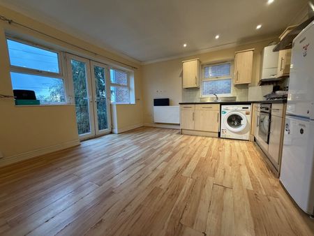 2 Bed Flat, Millbrook Road East, SO15 - Photo 3