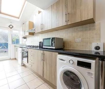 1 bedroom in a house share to rent - Photo 5