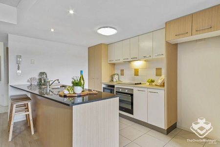 2 BEDROOM 2 BATHROOM 2 CARSPACE TOP FLOOR APARMENT ON KAWANA ISLAND - Photo 4