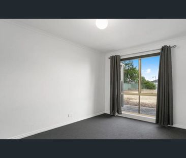 Neat 3 bedroom in quiet area, Easy access to highway - Photo 1