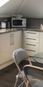 Modern 2-Bed Student Apartment with Large Communal Gardens & Free Parking - Sheffield - Photo 3