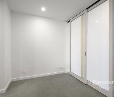 Stylish Modern Apartment Moments from North Melbourne Station - Photo 2
