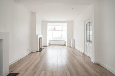 3 bedroom end of terrace house to rent - Photo 2