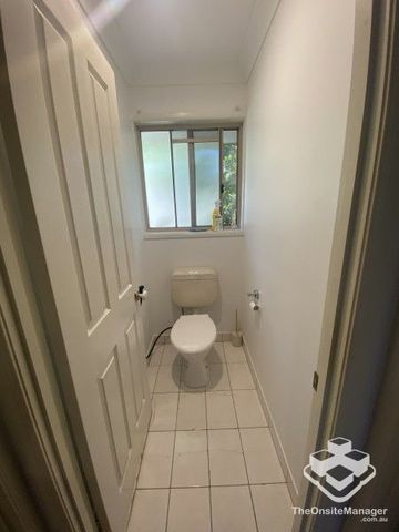 GREAT LOCATION AIR CONDITIONED TOWNHOUSE - Photo 4