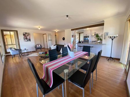 charming 3 bedroom home - Photo 2