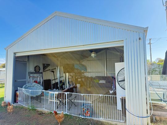 Spacious 4-Bedroom Family Home with a Pool - Photo 1