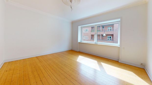 <b>Centralt byliv og rolig altanhygge – perfekt delelejlighed til to</b> - Foto 1