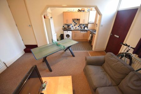 3 bedroom House in Bankfield Terrace, Leeds - Photo 5