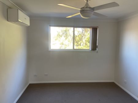 Well presented, air-conditioned townhouse in a quiet and private location. - Photo 3