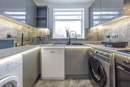 4 bedroom end of terrace house to rent - Photo 5