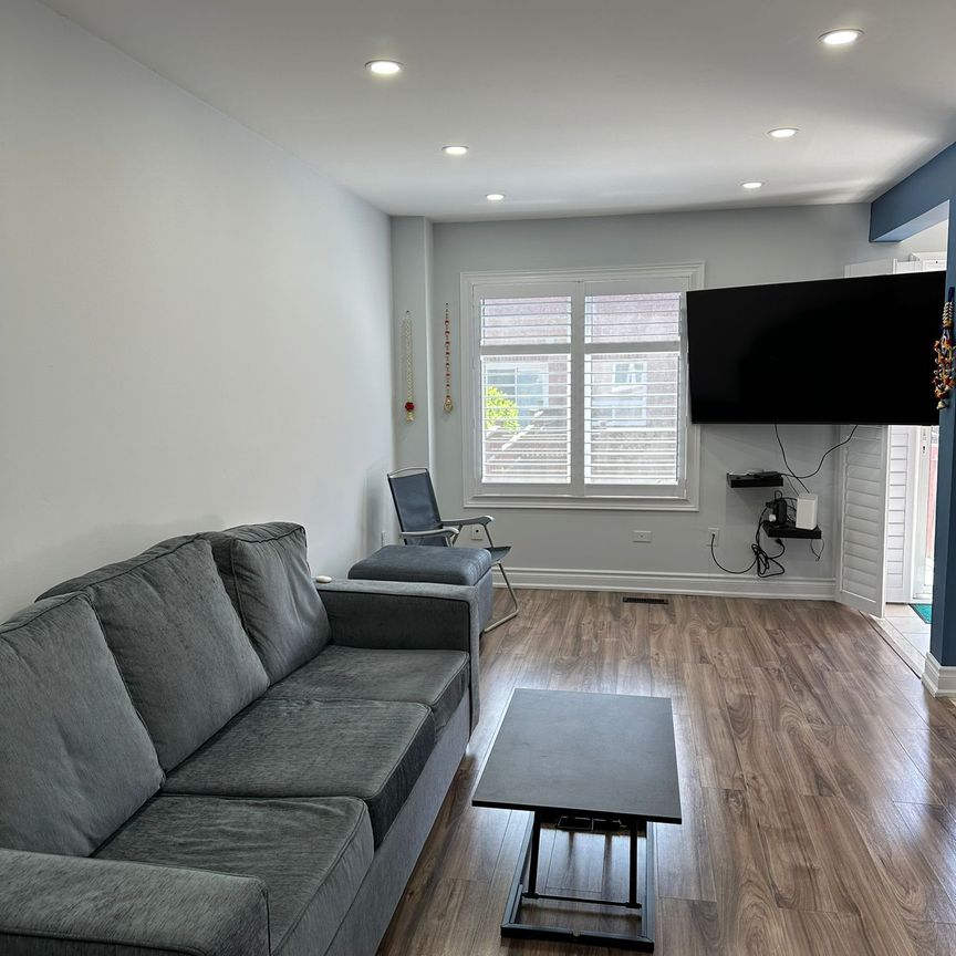 For Lease - 3918 Zenith Court, Mississauga, Ontario - Photo 1